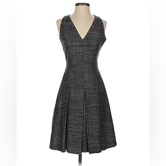 Akris Punto Silk Tweed Gray Dress V Neck Sleeveless Box Pleat Excellent Size 6