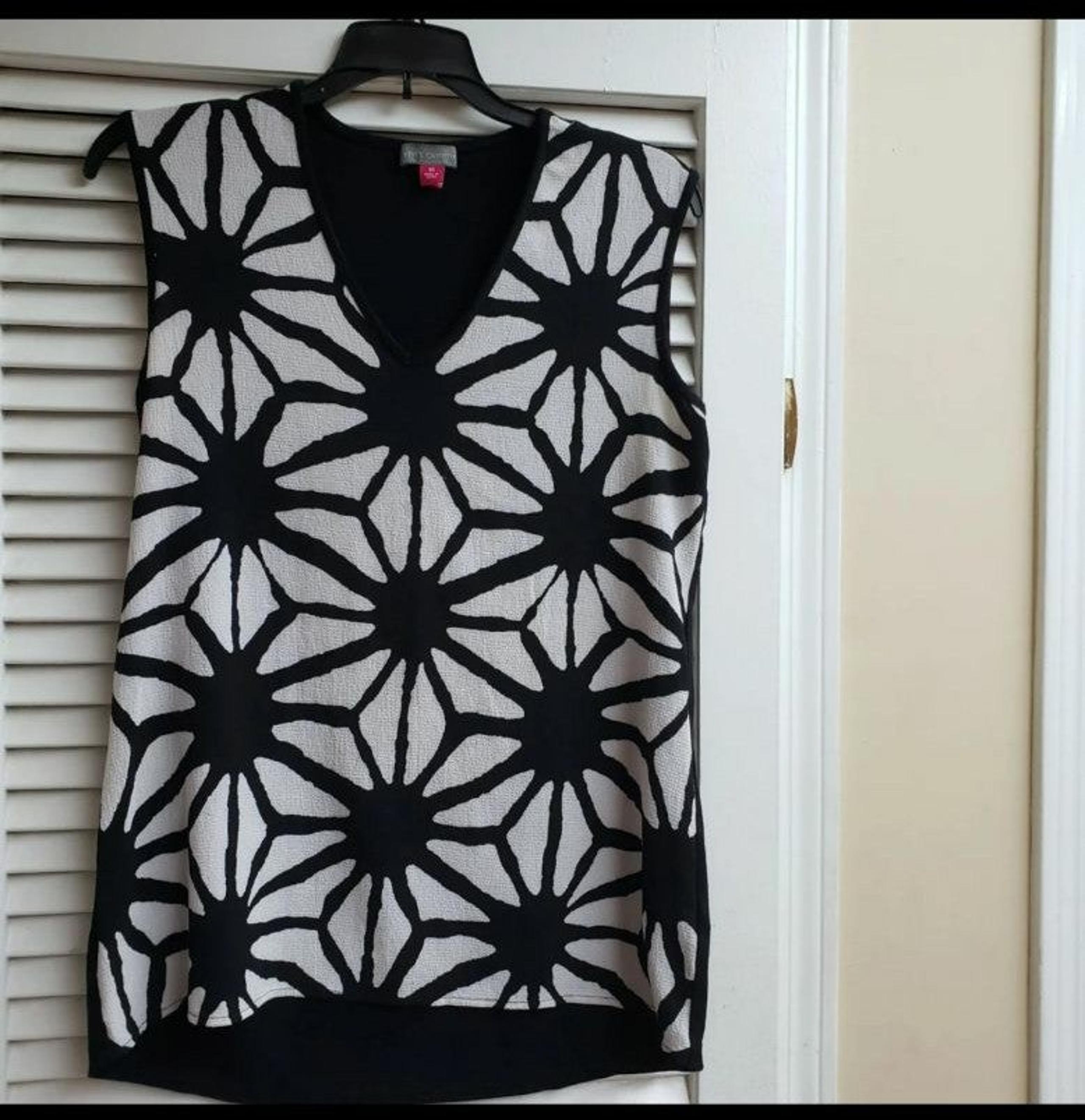 Vince Camuto knit top. Size XS. GUC.
