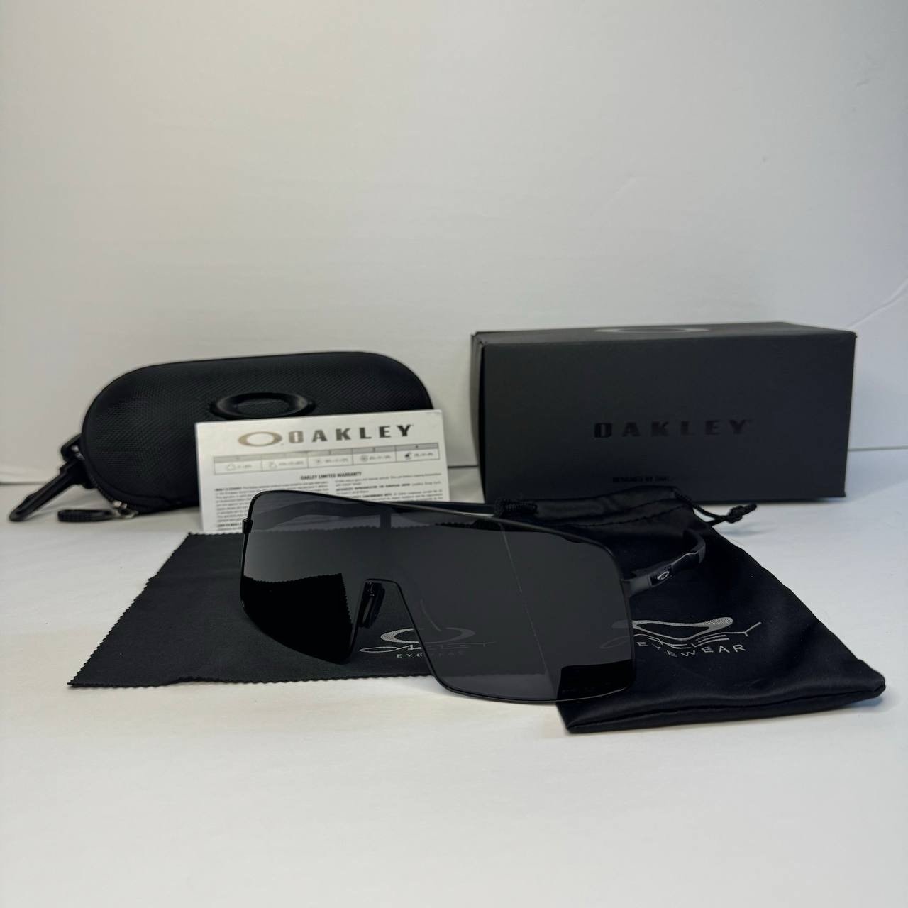Oakley Sutro Titanium(Black/Black)
