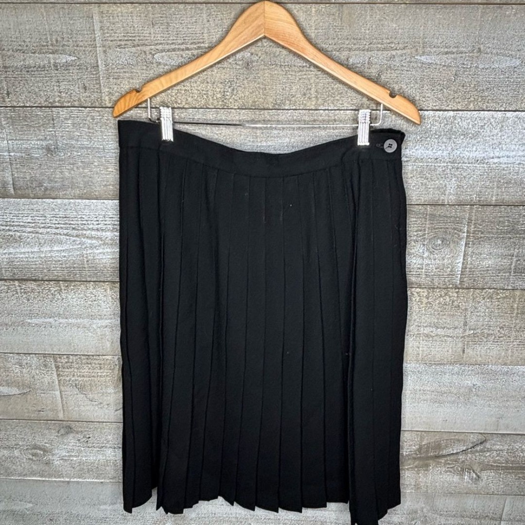 Jones New York size 14 vintage 100% pure new wool black pleated skirt