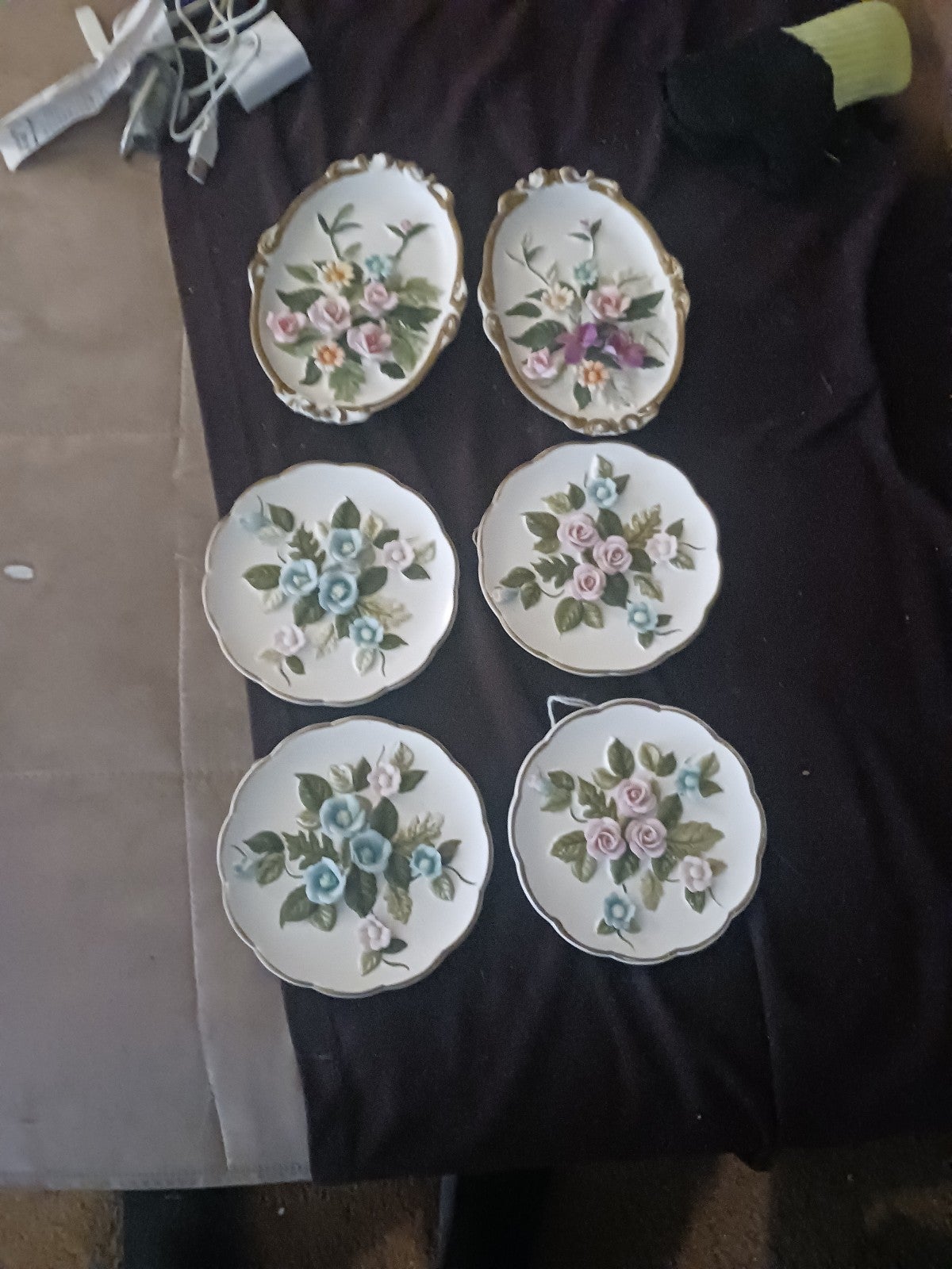 Vintage lot of 6 left on wall hangings