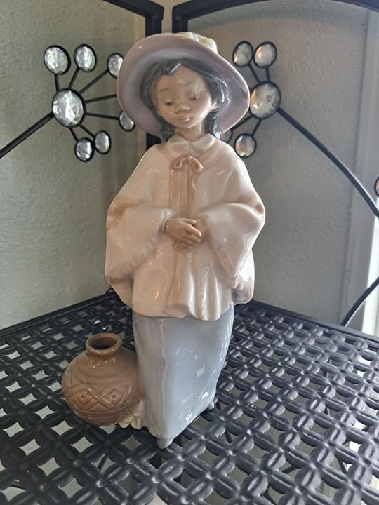 Nao by Lladro. Women with pot