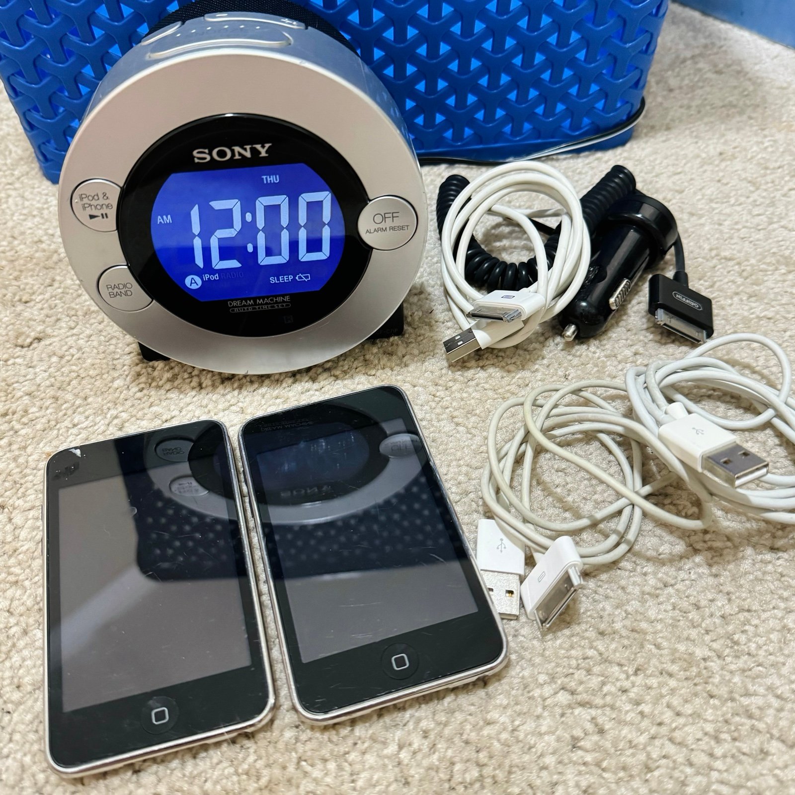 2 Apple A1318 32GB IPod & Sony Dream Machine with Plug-In