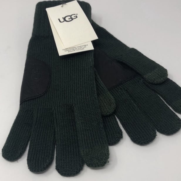 NWT UGG Knit Glove with Leather Patch in Hunter Green!
