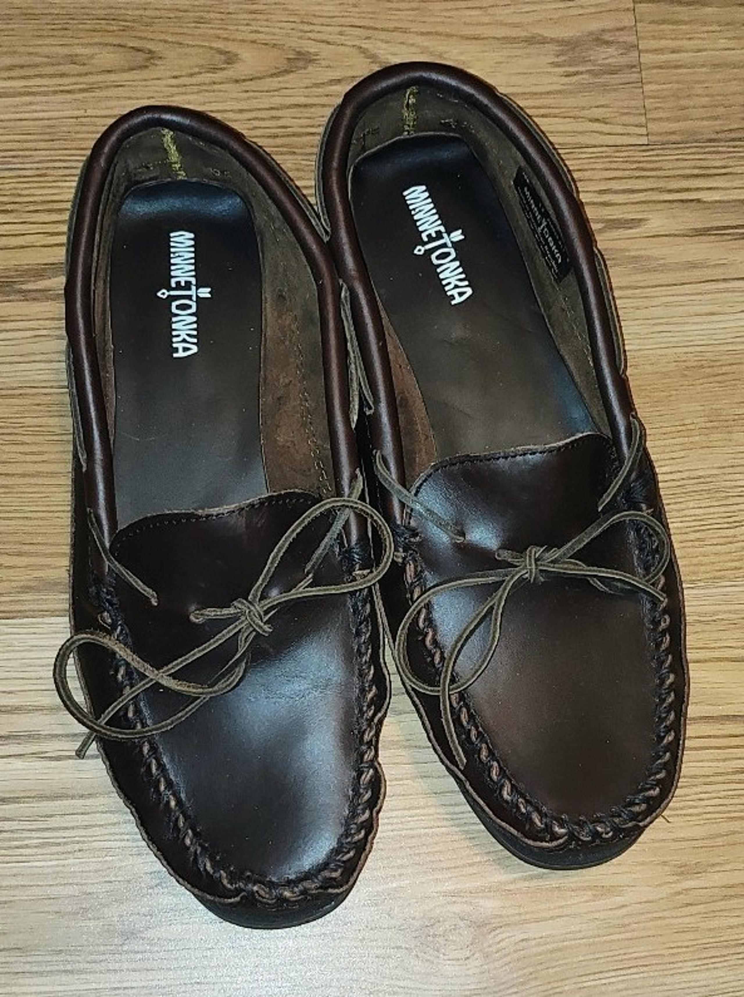 Minnetonka mens size 12 leather slip on shoes good condition