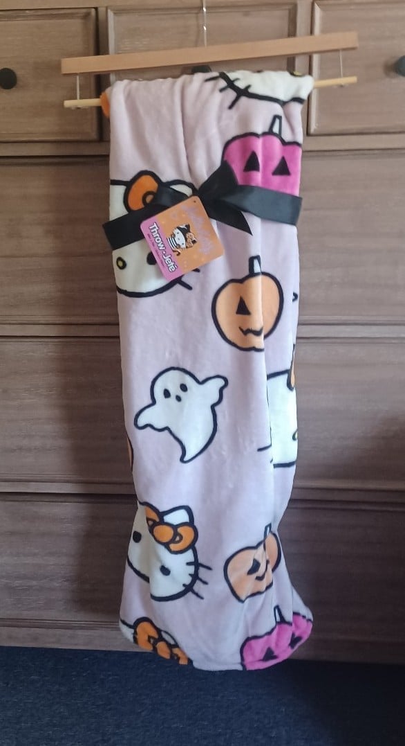 Hello kitty x Halloween throw 60x70 in BNWT VHTF RARE