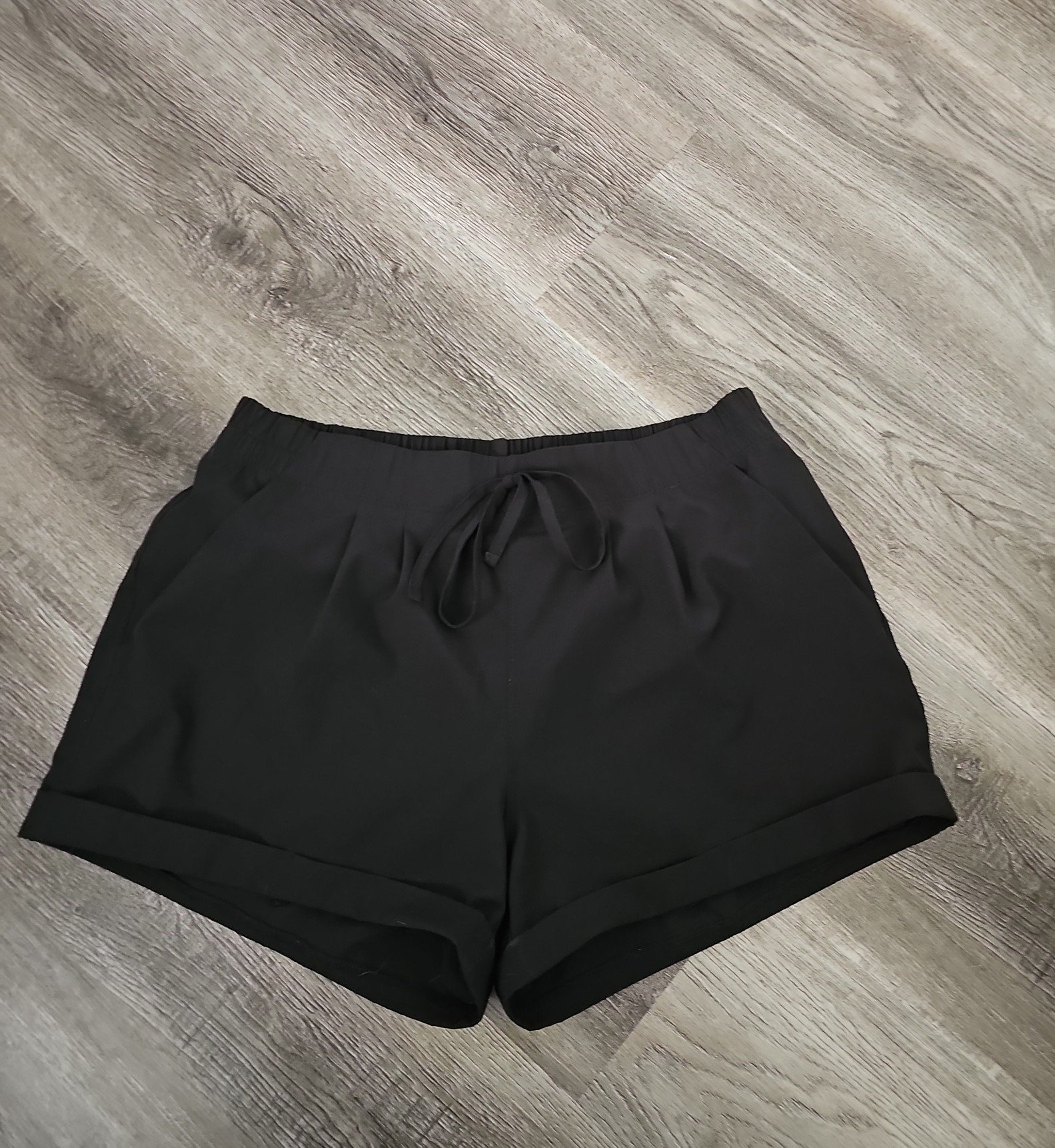 Zyia Active Black Lined Pleated Rolled Cuff Hem Elastic Waist Shorts Women Small
