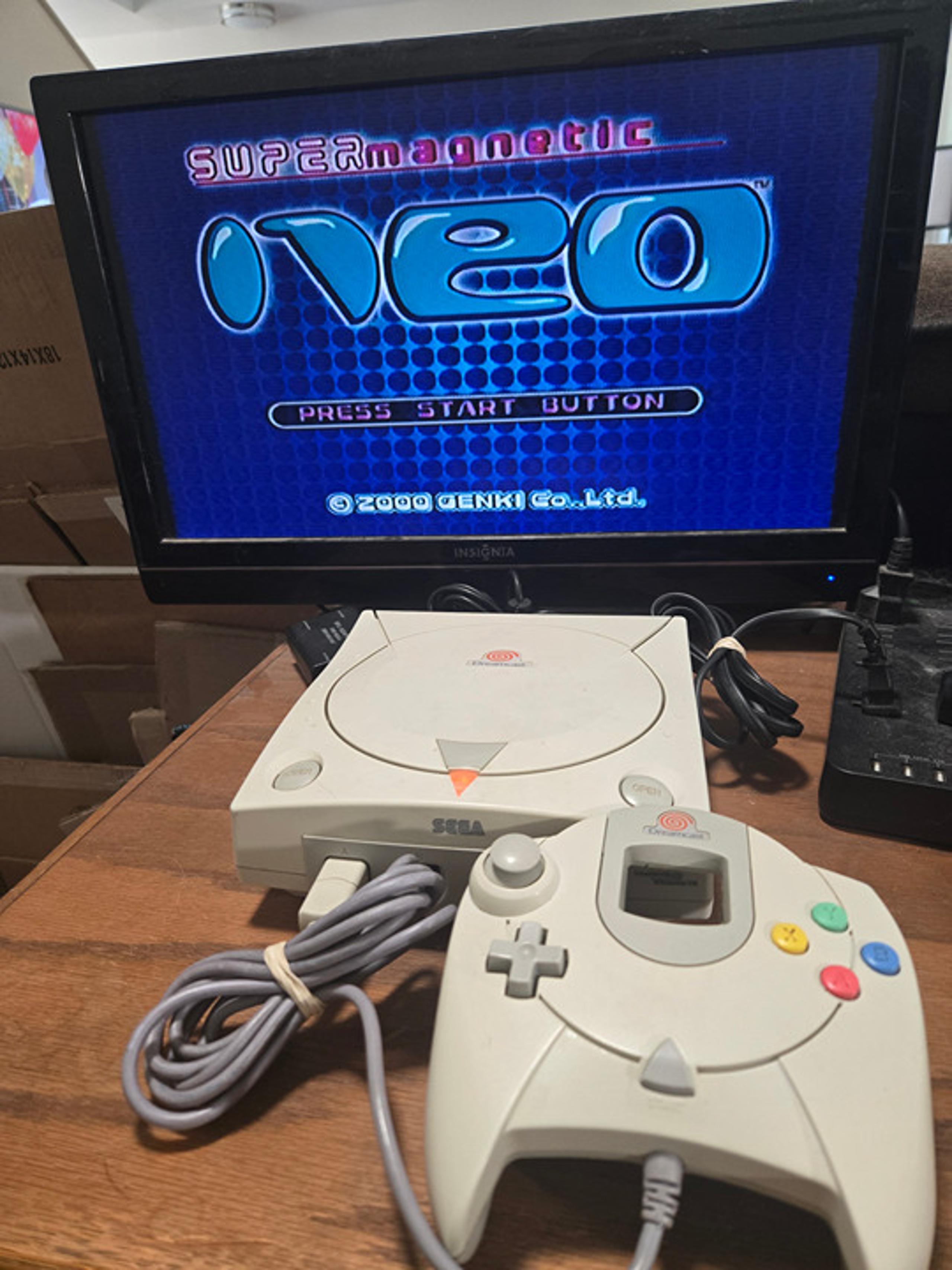 Sega Dreamcast Video Game Console White HKT-3020 with All Cords and Controller