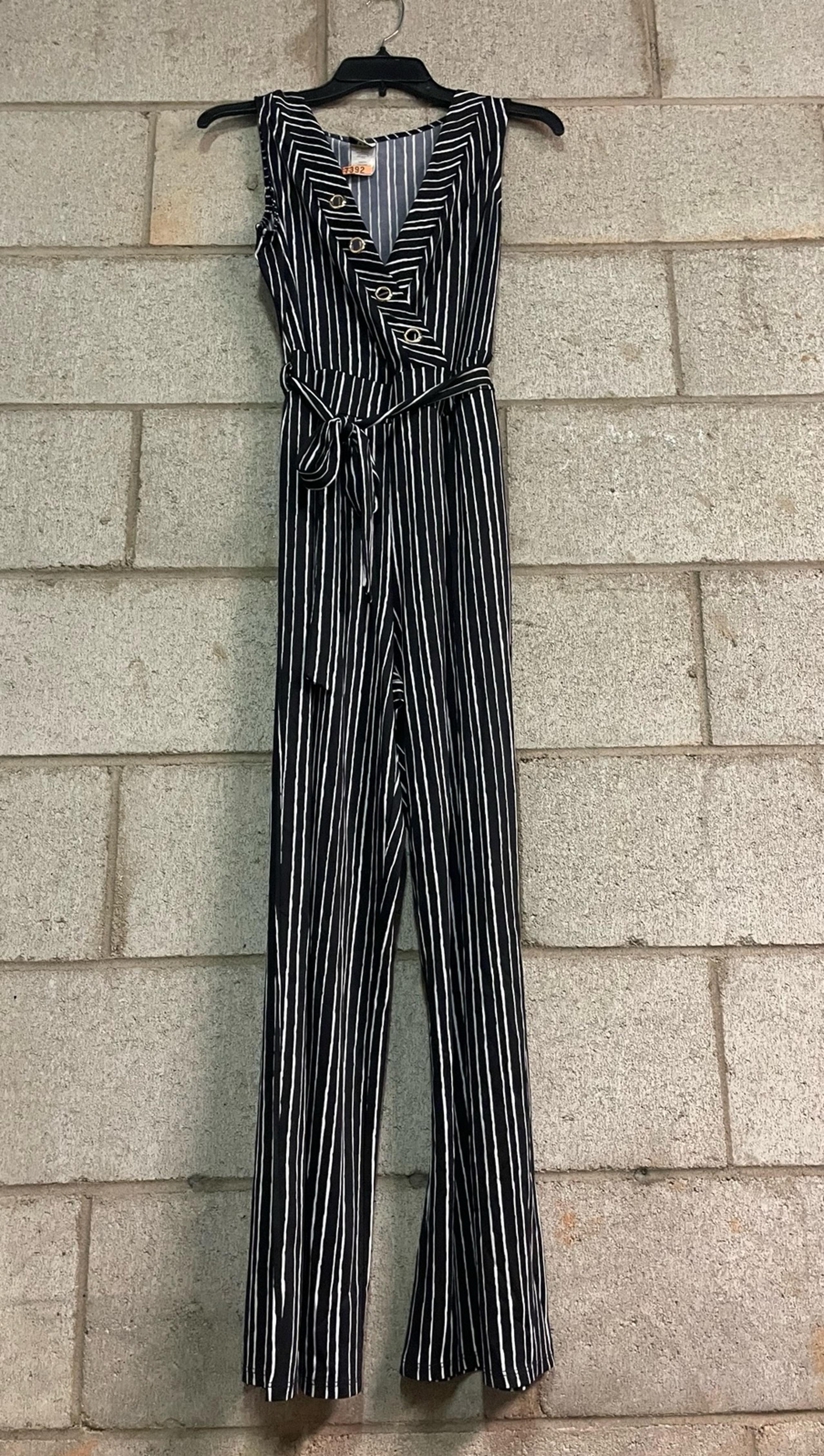 Sleeveless deep v neck jumpsuit!