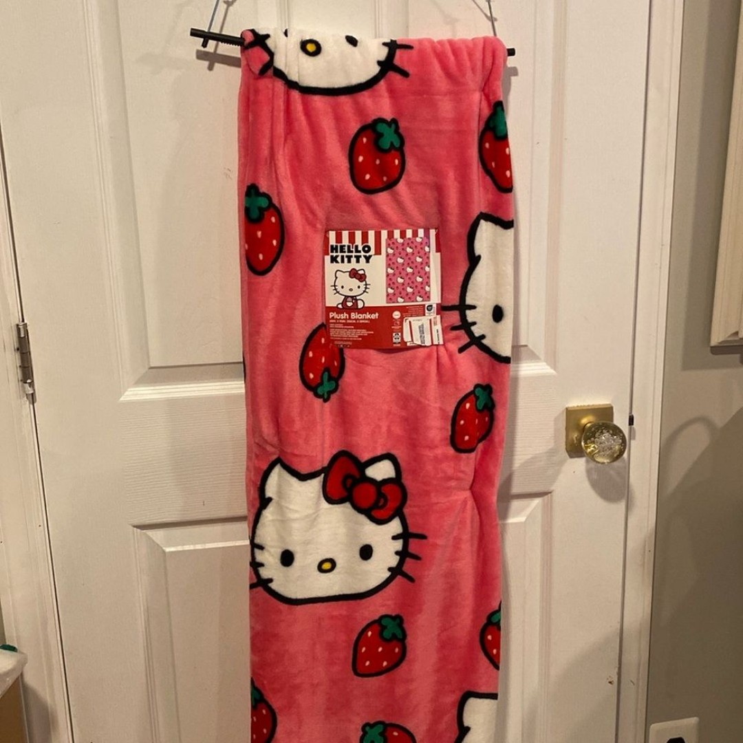 BNWT HELLO KITTY EXTRA LARGE 60x90 Strawberry Plush Blanket Throw