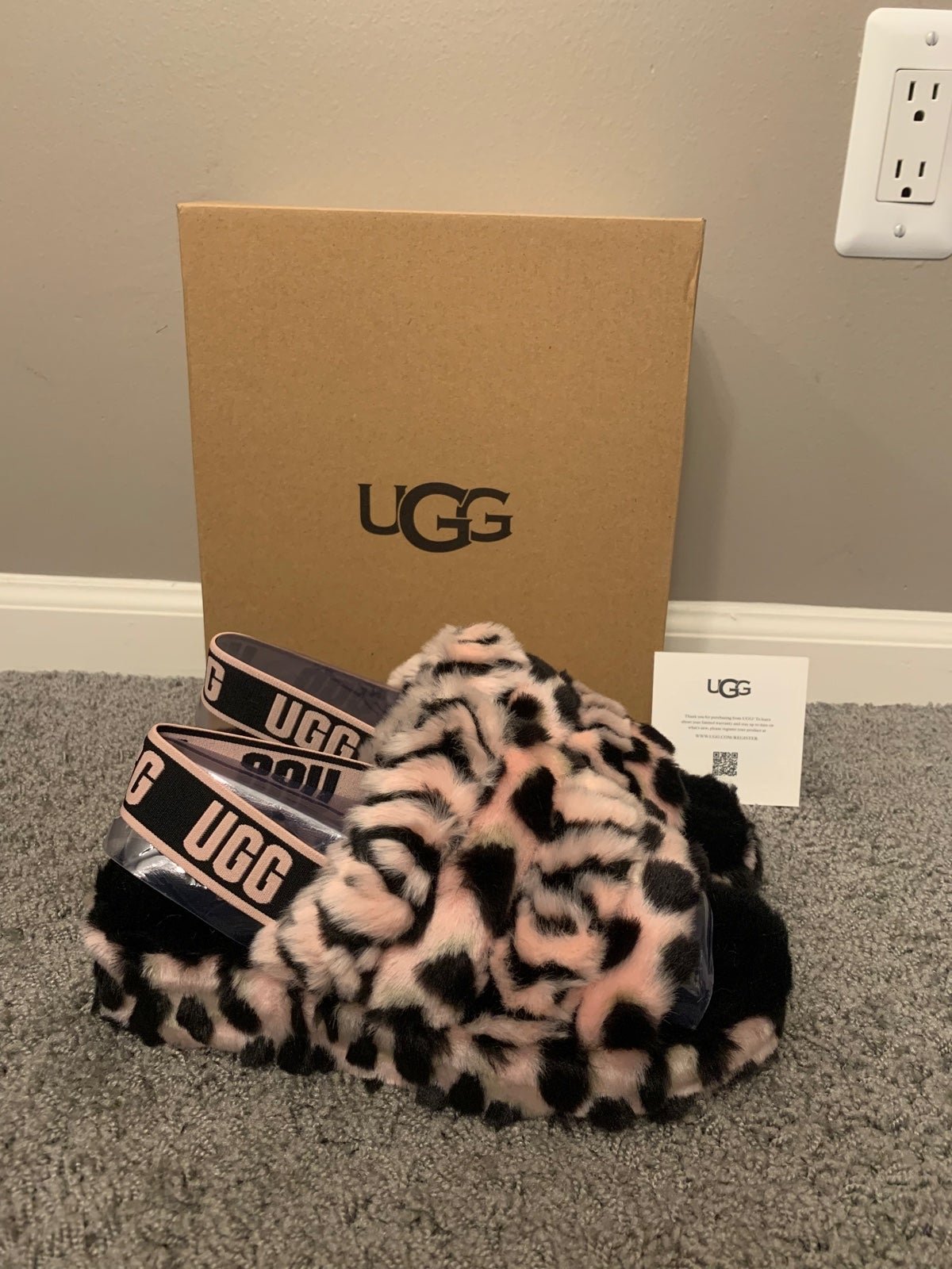New Womens UGG Fluff Yeah Slippers - Size 7