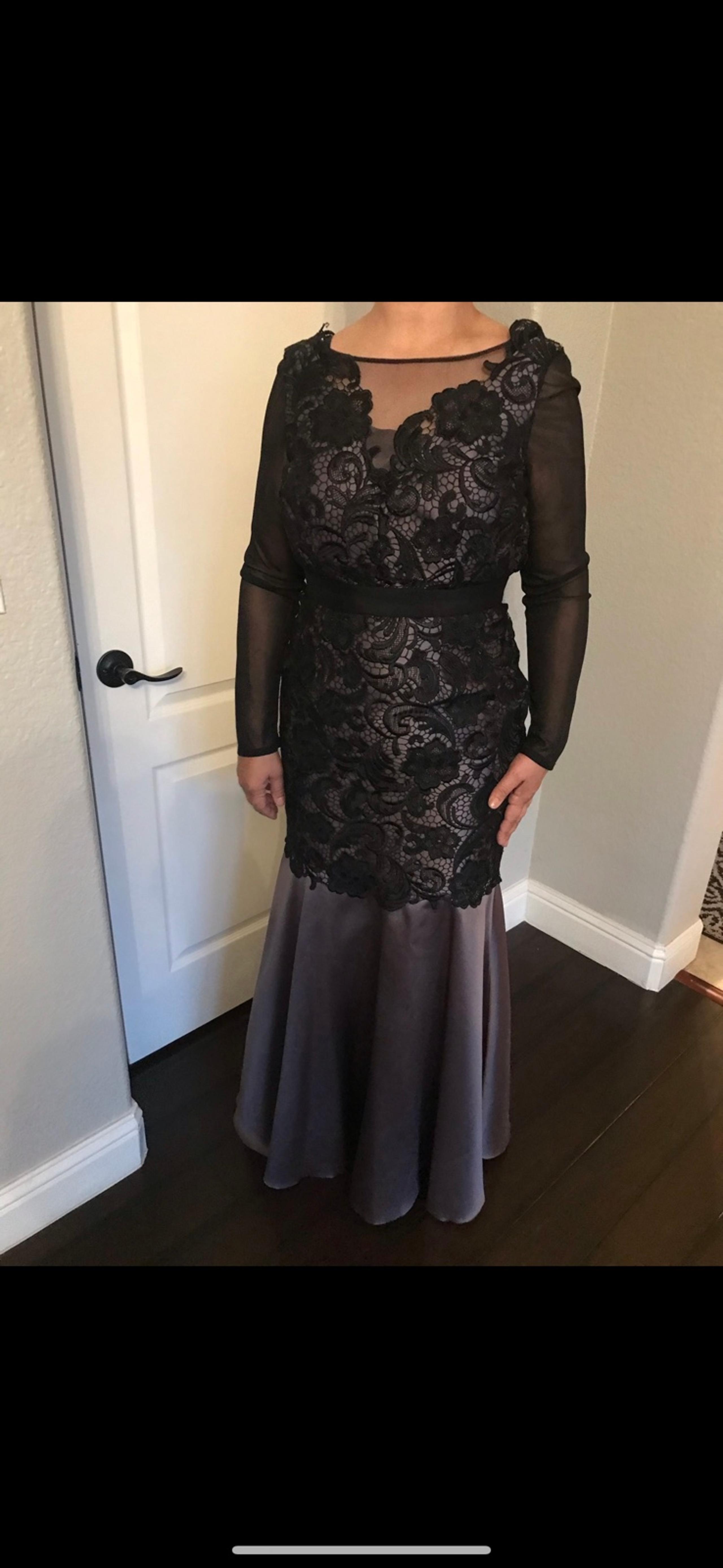 Elegant Black Lace Evening Gown