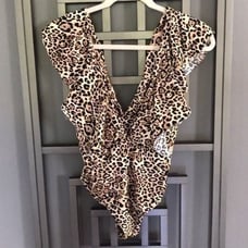 Rio de sol One piece low-cut leopard ruffle Brazilian one piece. Swimsuit size
