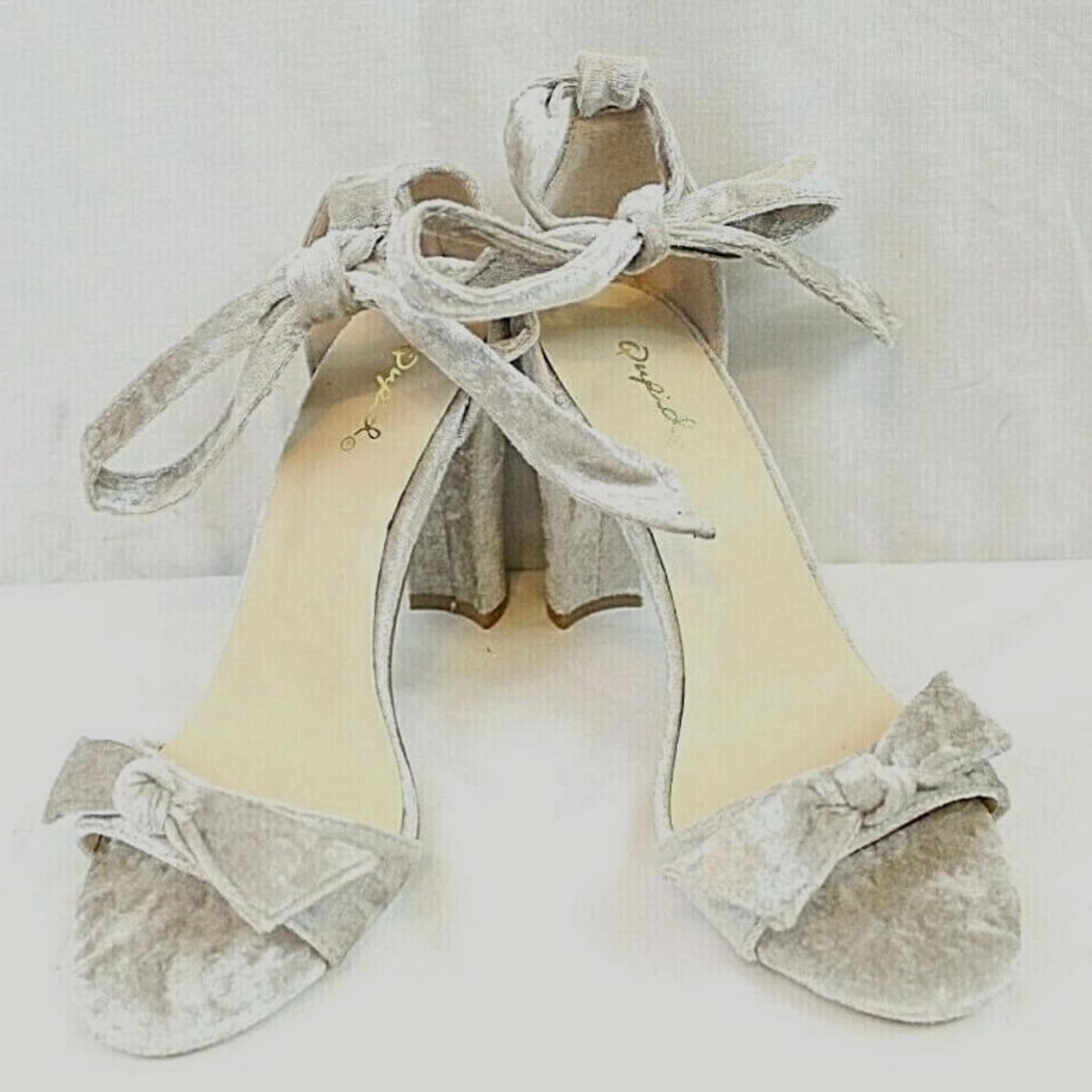 QUPID womens 4 in block heel shoes size 6 M open toe ankle tie beige velvet NEW