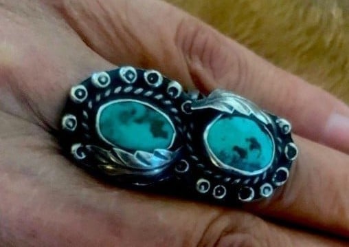 Ring VINTAGE NATIVE AMERICAN STERLING SILVER TURQUOISE RING.