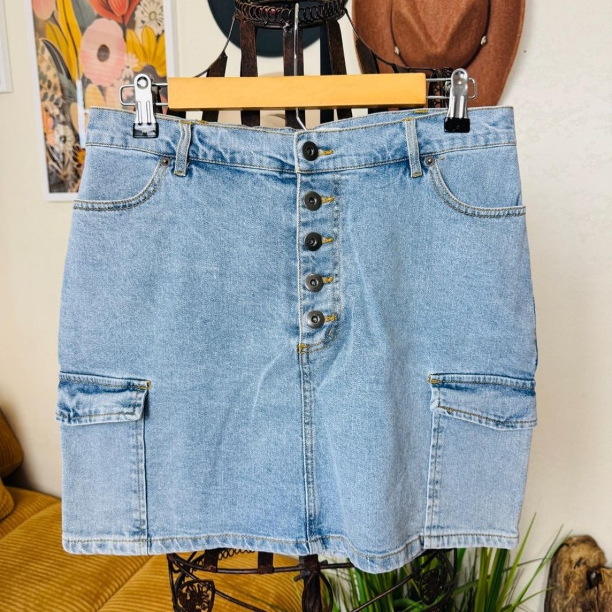 | full button closure skirt | L - Love Tree