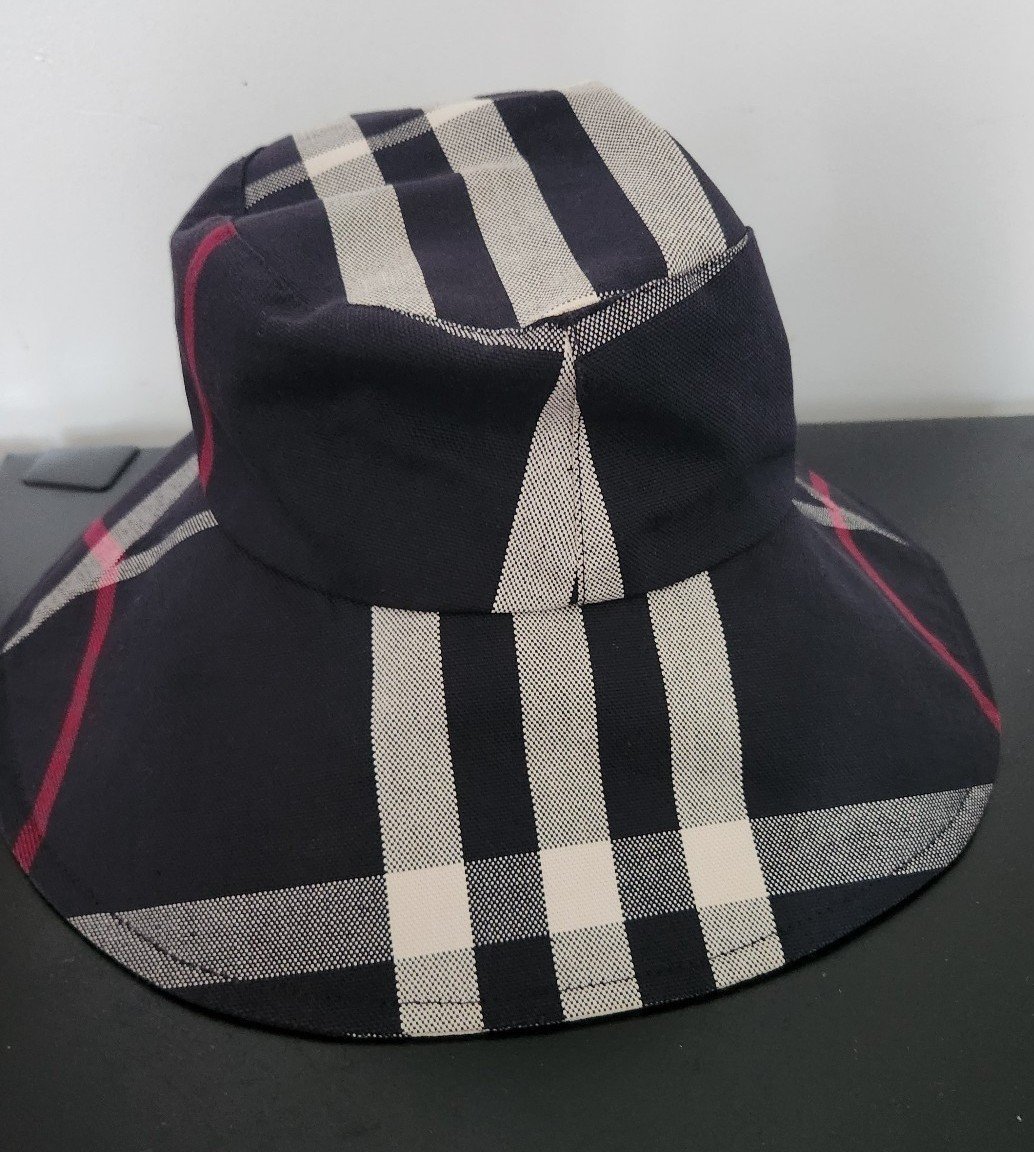 Burberry bucket hats for women size. M color blue