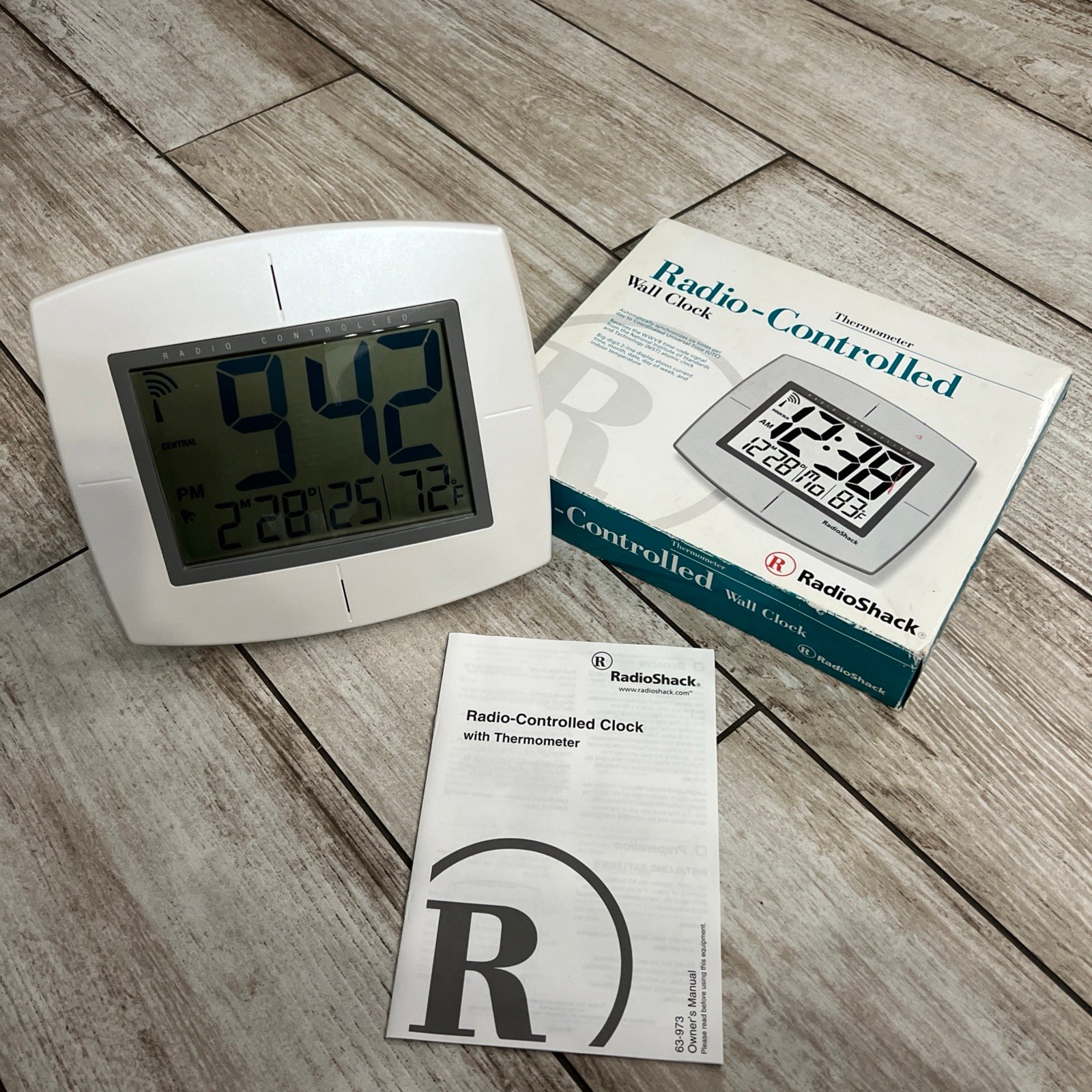 Radio Shack 63-973 Radio Controlled Atomic LCD Clock w/Indoor Thermometer TESTED