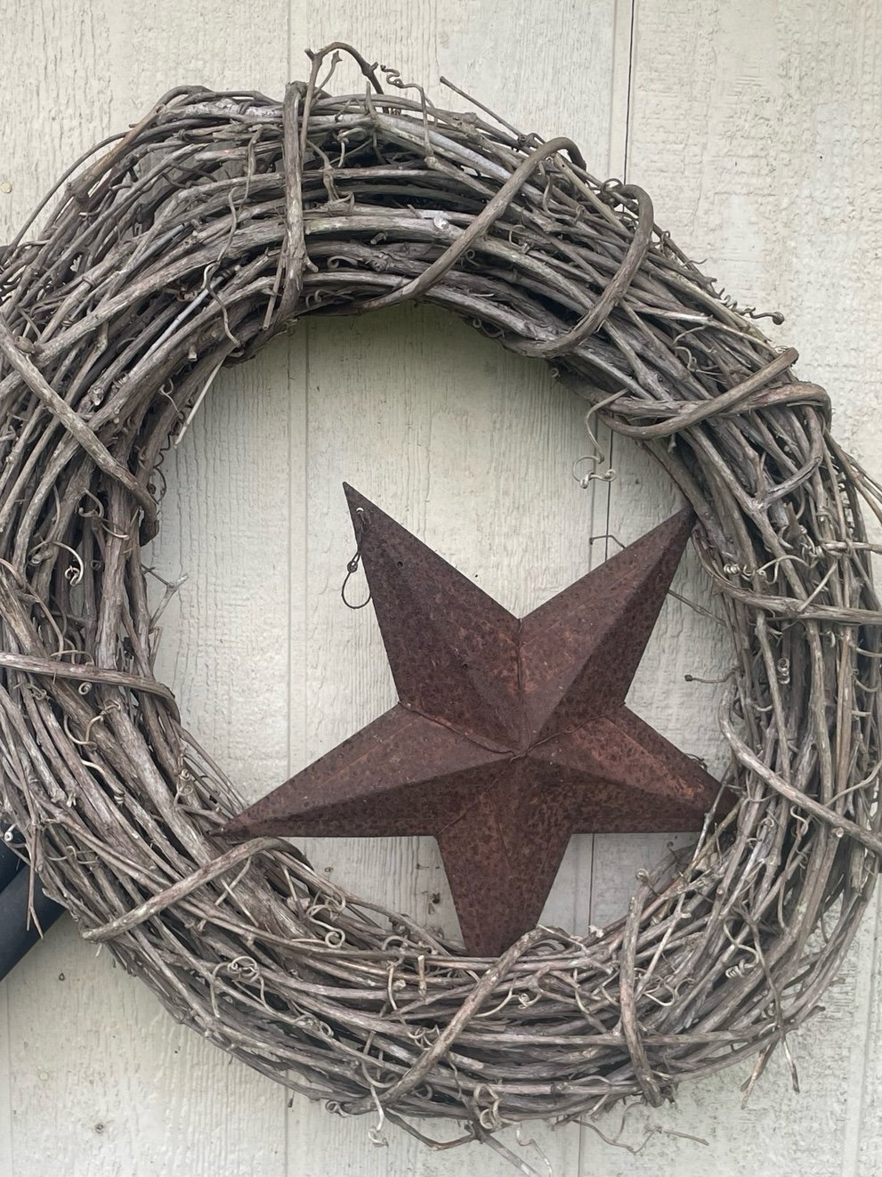 28” Antique Thick Vines Twined Wreath w/ Large Metal Star