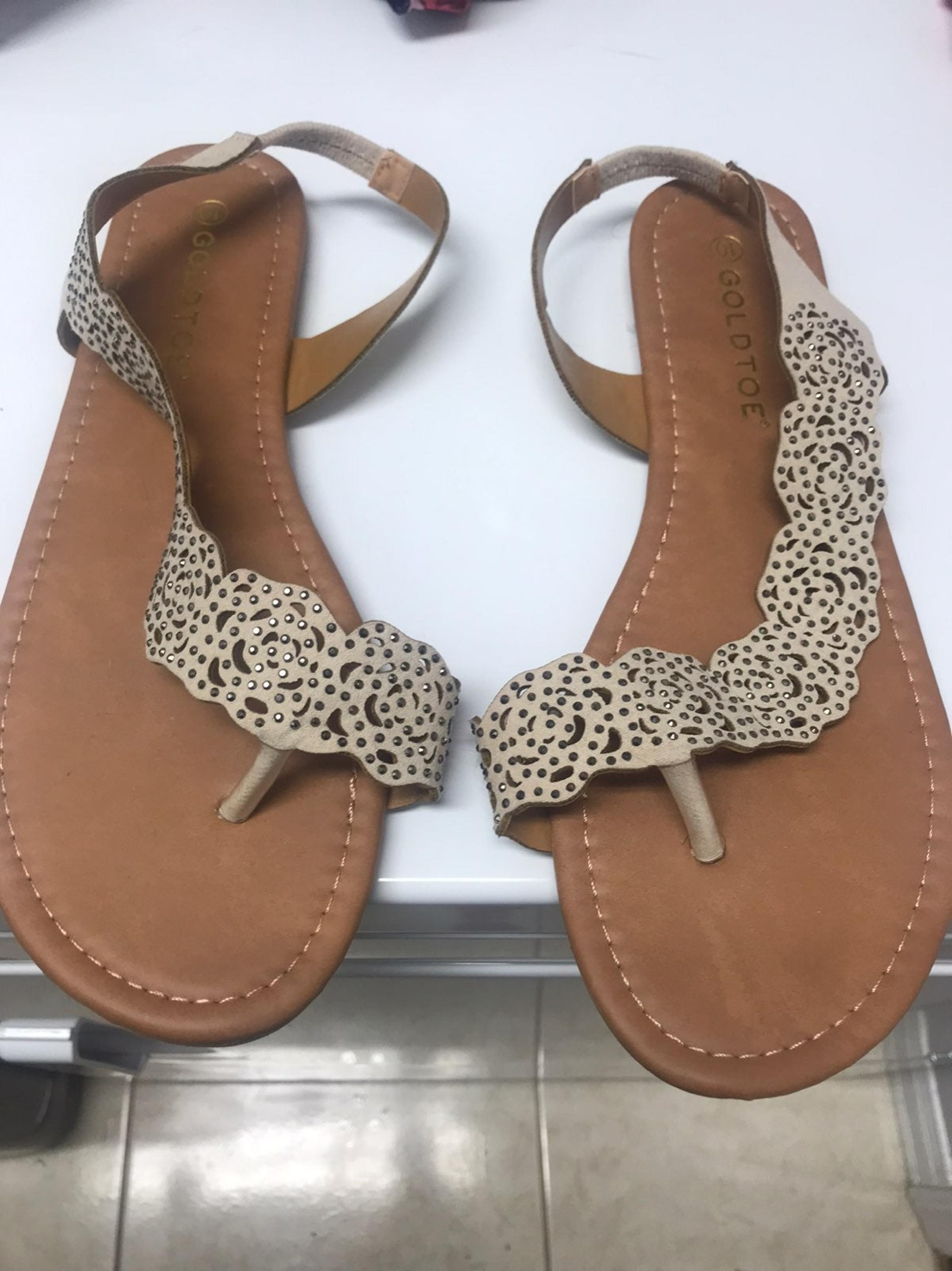 sandals size 10