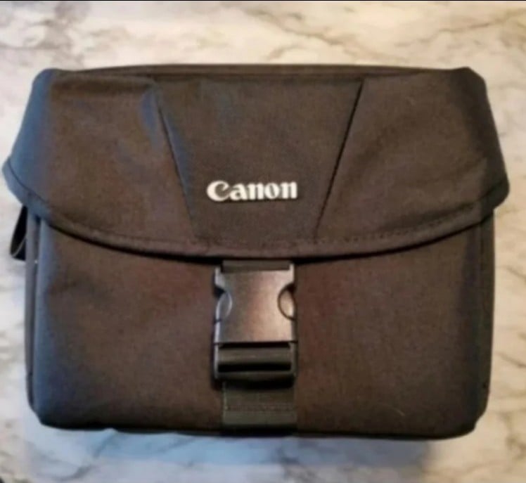 Canon 9320A023 100ES Shoulder Bag includes Lens Blower