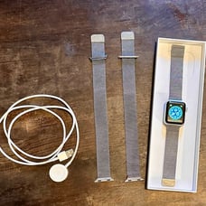 Apple Watch Series 3 38mm, Silver Aluminum Case PLUS charger and 3 BONUS bands!