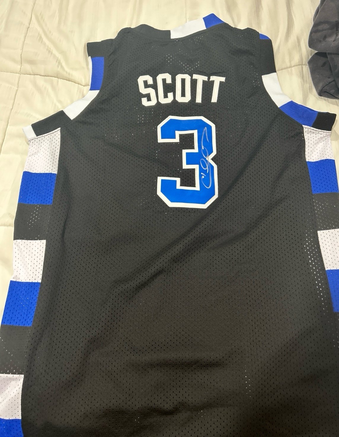 One Tree Hill autograph Jersey