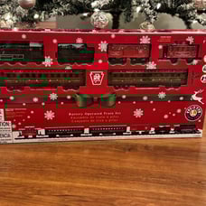 New Lionel 37-Pieces Holiday Battery Operated Train Set PRR Pennsylvania