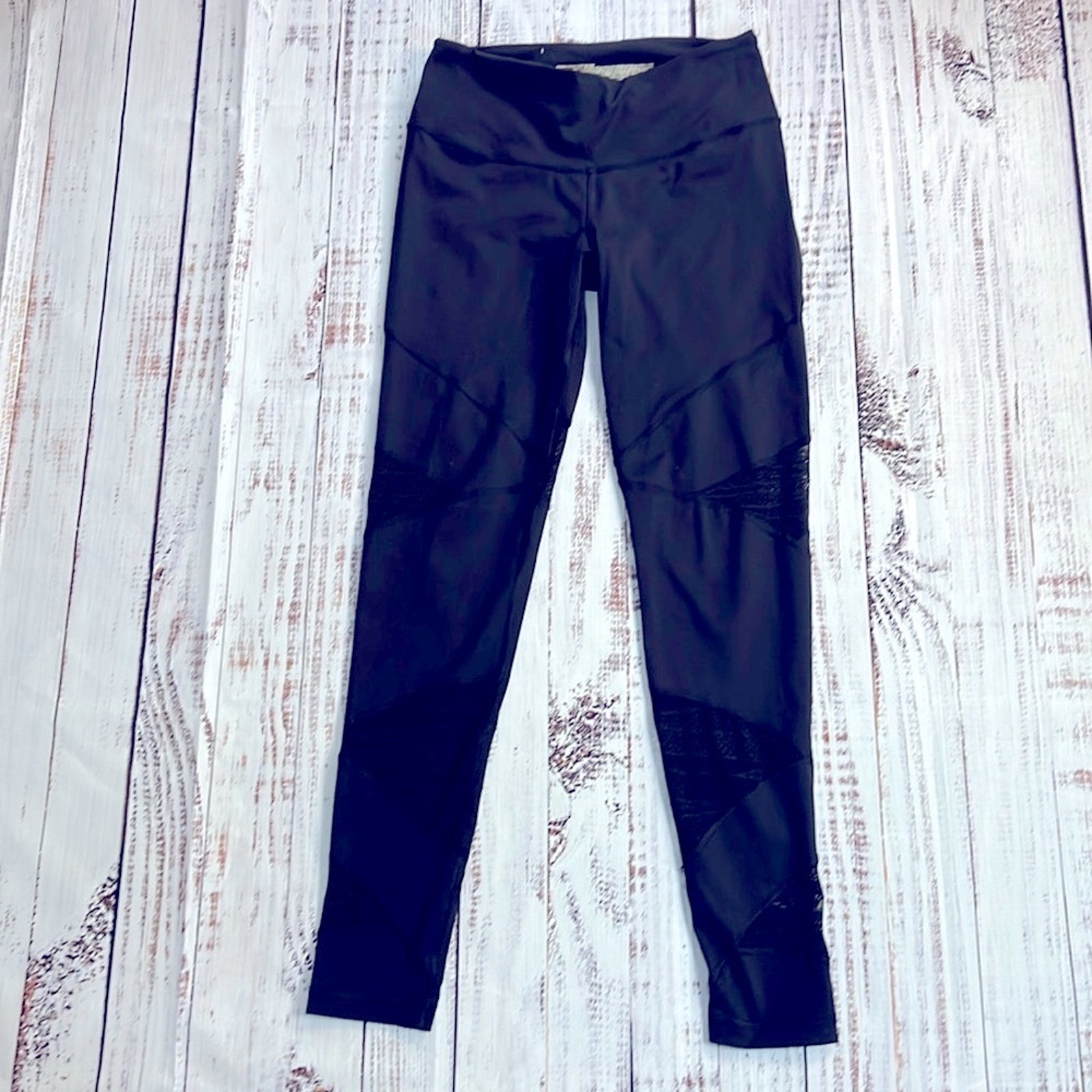 Victoria’s Secret Sport Mesh Cut-Out Leggings size Medium