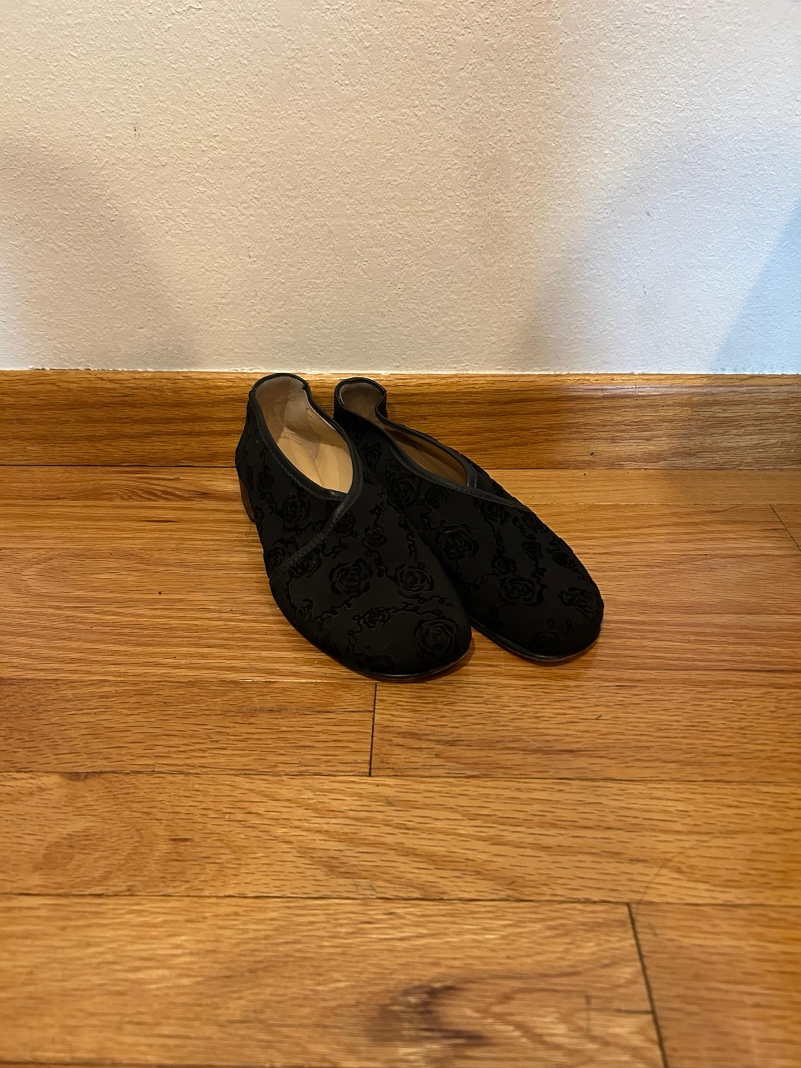 Taryn Rose Women’s Black Floral Shoes Size 7