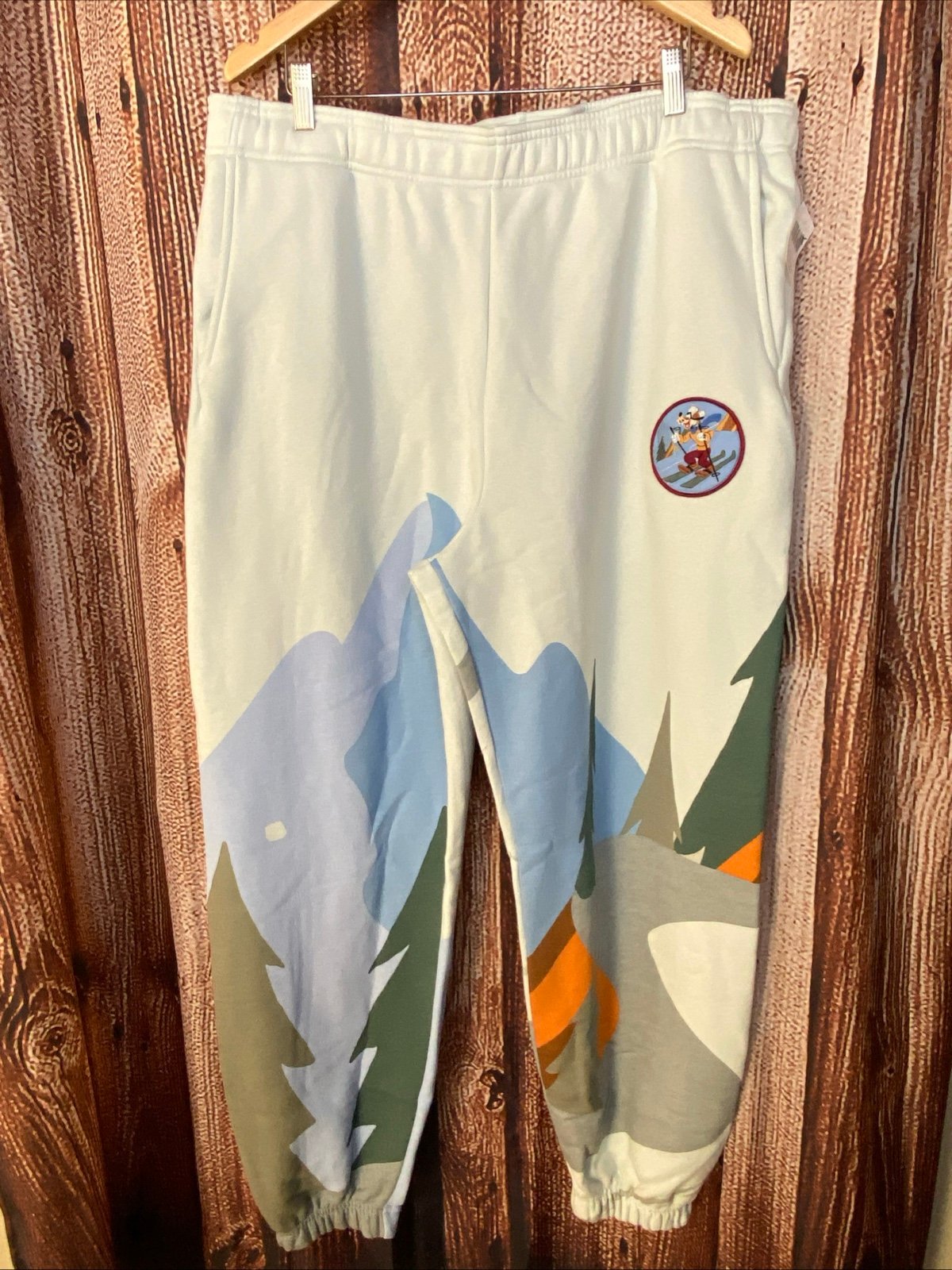Disney Parks Holiday Homestead Goofy Skiing Sweatpants Adult Size XL NWT