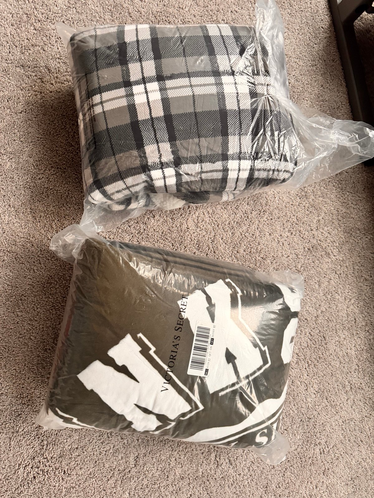Victoria’s Secret Sherpa Blanket 2 pcs
