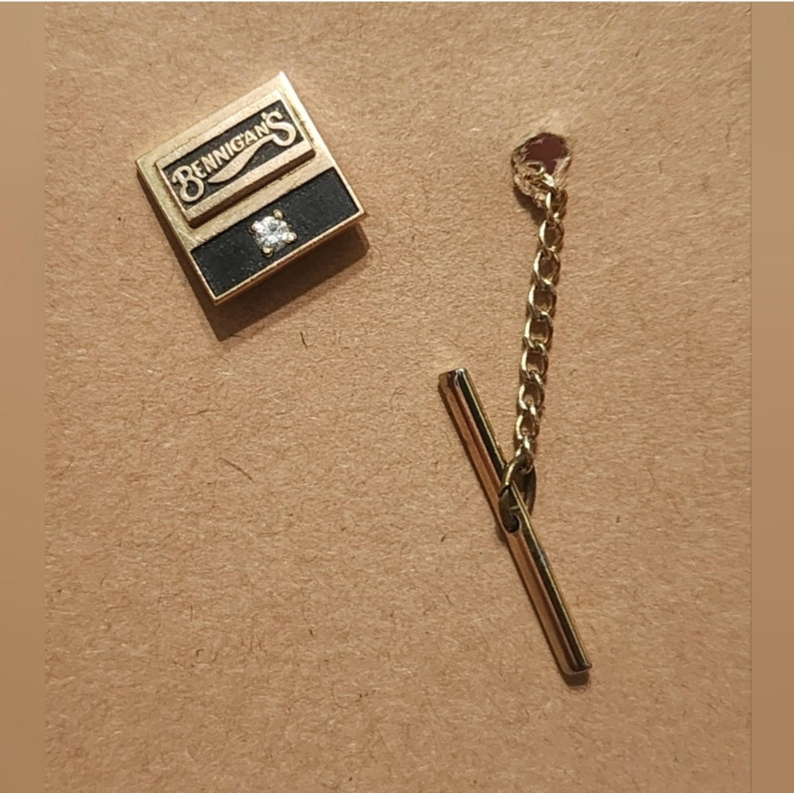 BENNIGAN'S Vintage 10K Gold Service Award Tie Tack Pin