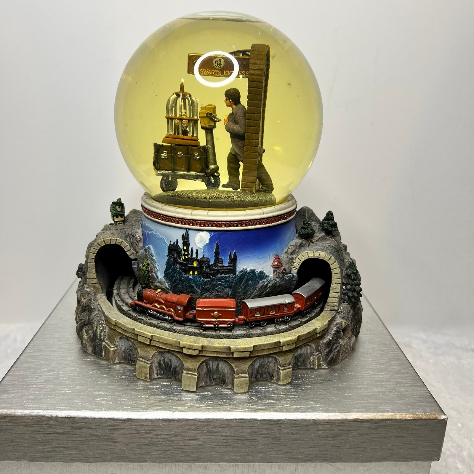 Harry Potter San Francisco Music Box Platform 9 3/4 Snowglobe YELLOW WATER