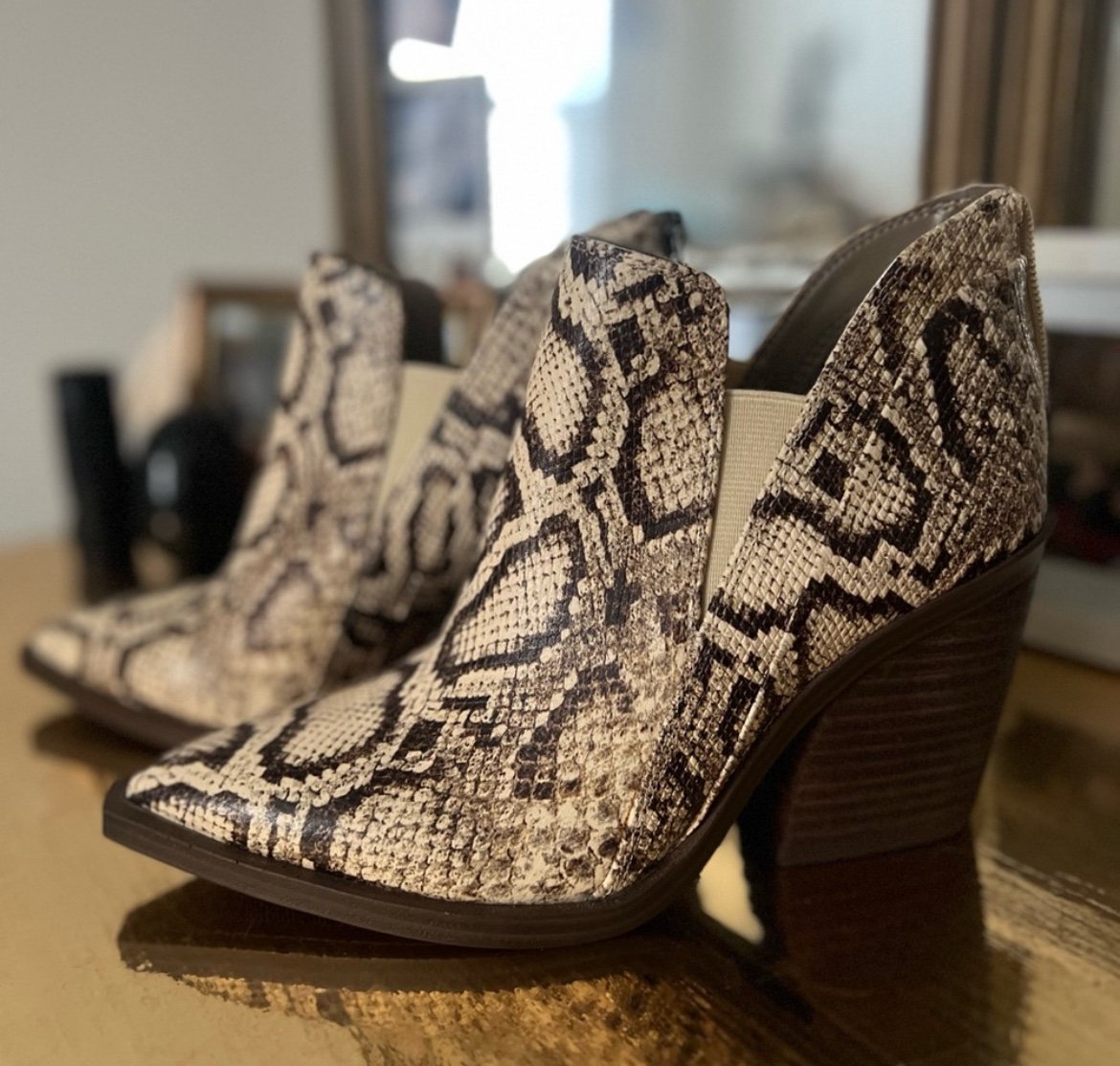 New Vince Camuto Snakeskin Cowgirl Bootie Sz 6 Super Cute