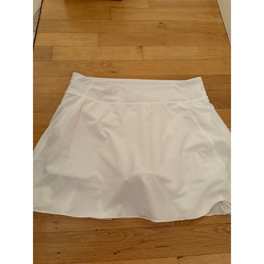 aritzia Tna White tennis golf skirt with built in shorts size medium