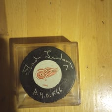 Ted Lindsey signed hockey puck