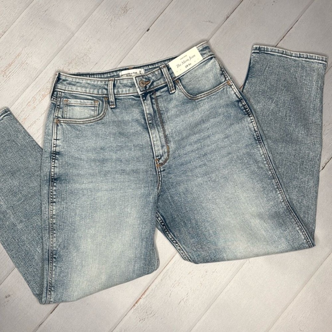 NWT - Abercrombie & Fitch - High Rise Mom Jean - Size 28 / 6R