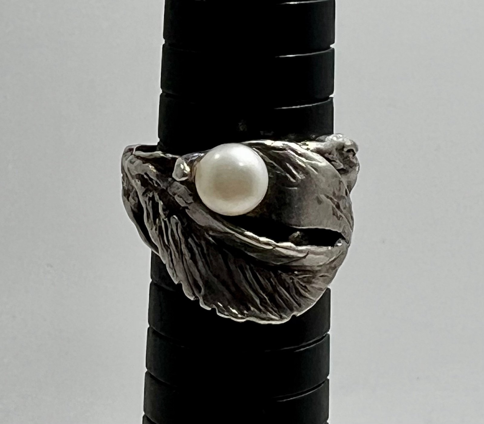 Sterling Silver Genuine Pearl Ring Sz 8.25 Made in Israel Modernist Feather