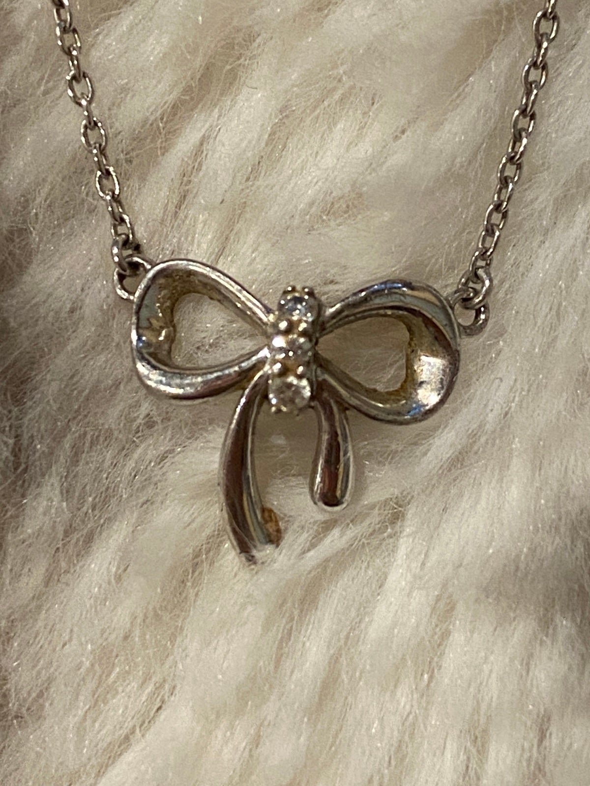 Silver vintage bow necklace