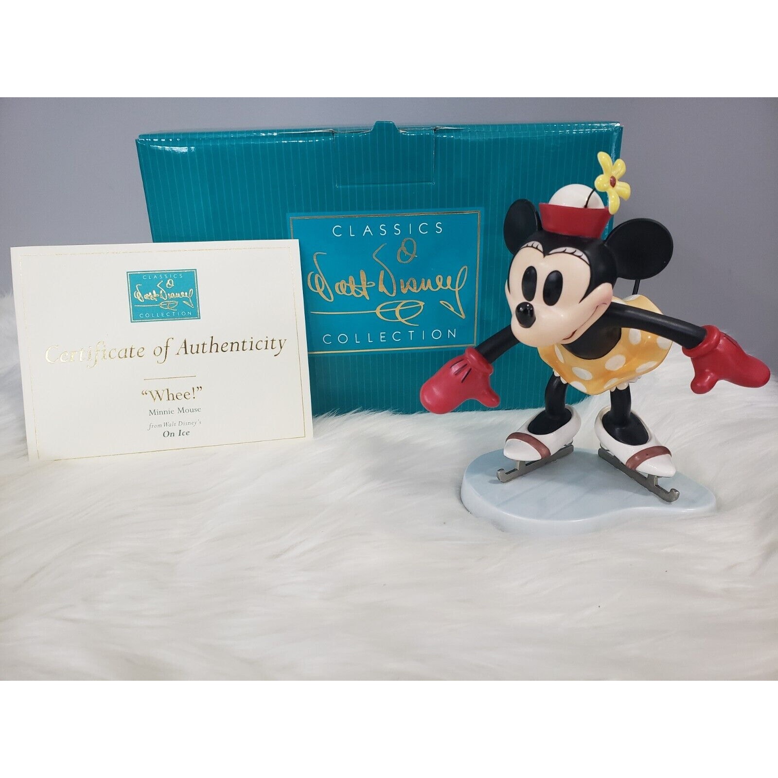 Disney WDCC Whee ! Minnie Mouse on Ice Skating Christmas Winter