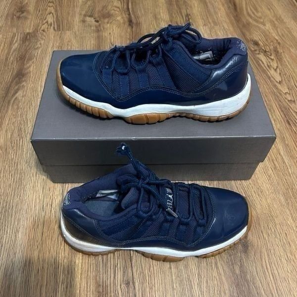 Air Jordan 11 retro low navy gum lace up shoes sneakers size 5.5Y