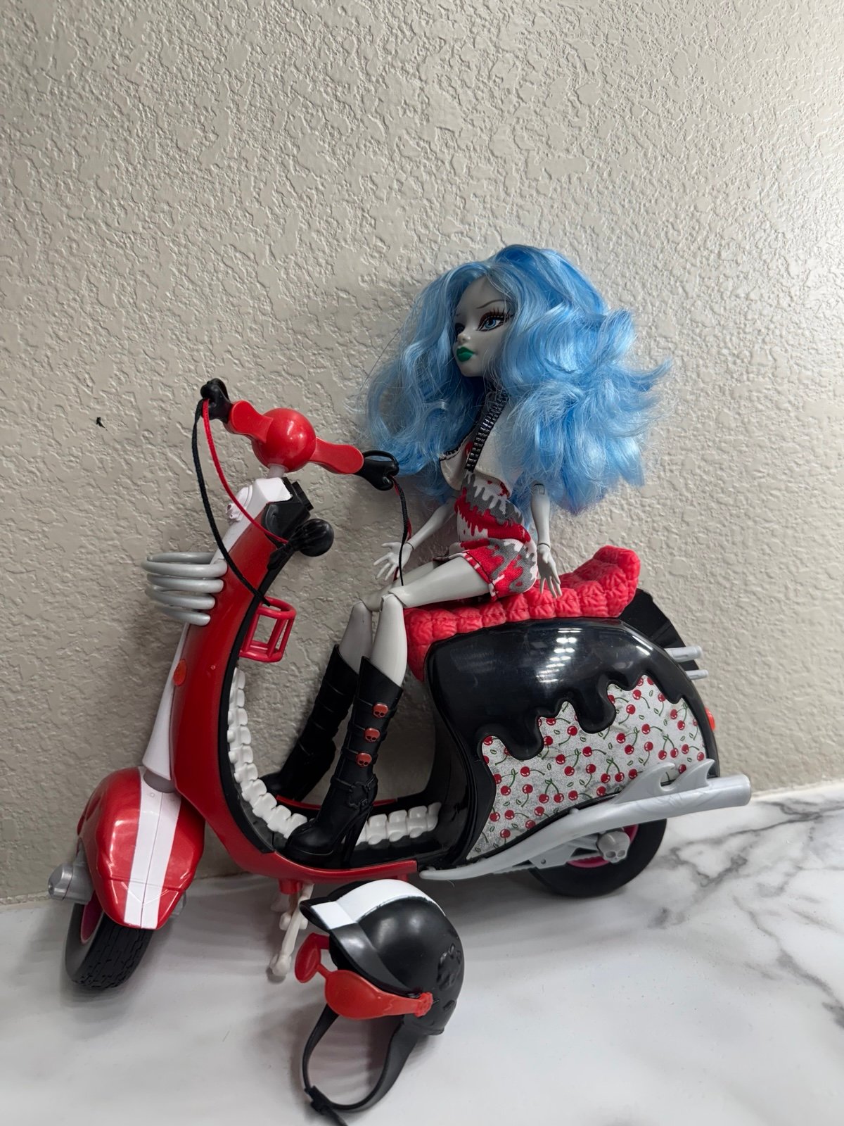 Monster High Ghoulia Yelps Doll and Scooter