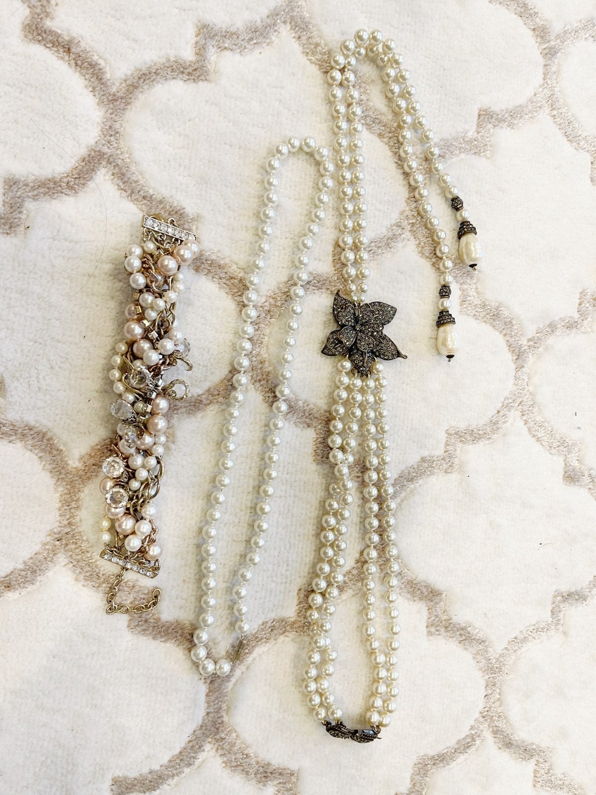 Lot, 2 necklaces 1 bracelet