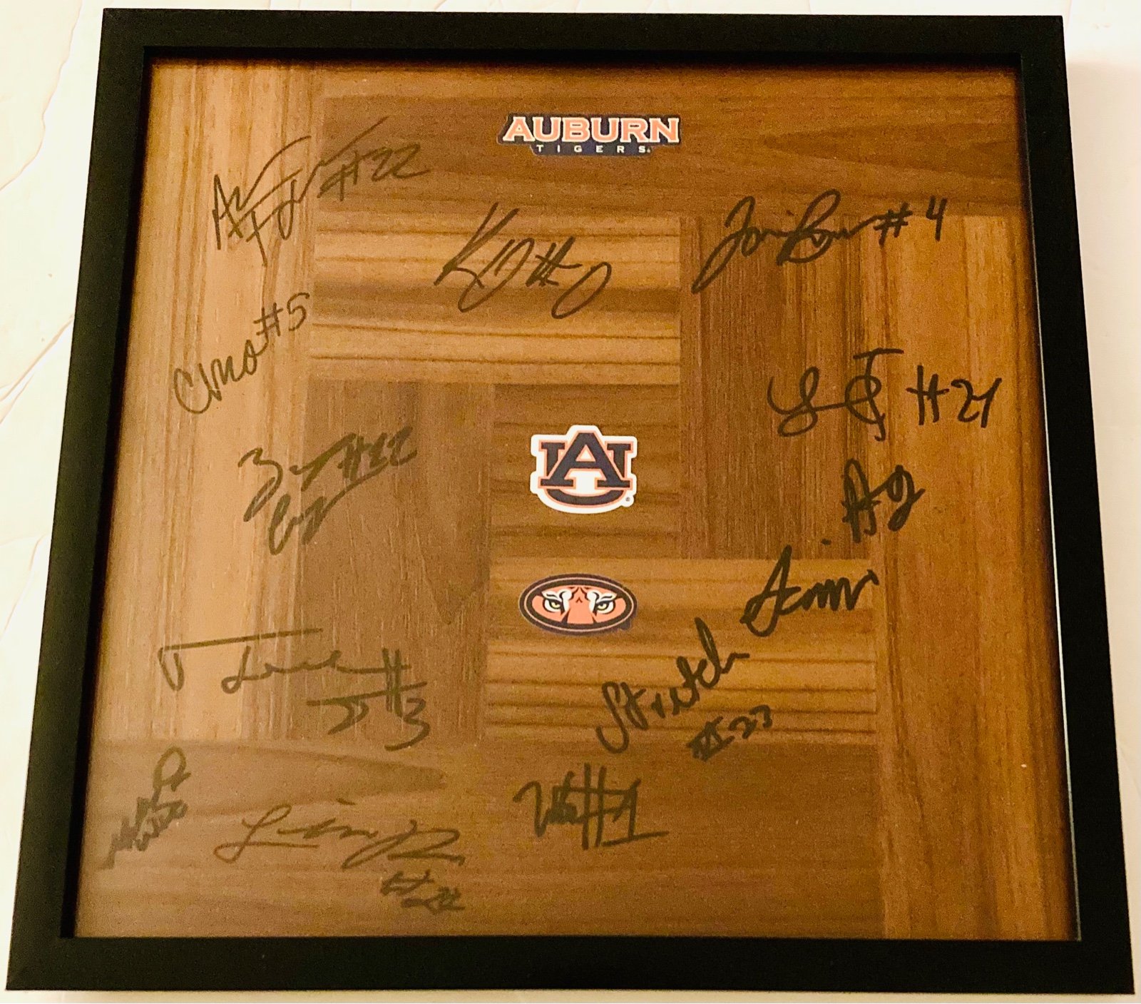 2022-2023 AUBURN TIGERS MEN BASKETBALL TEAM SIGNED 12X12 FLOORBOARD FRAMED PROOF