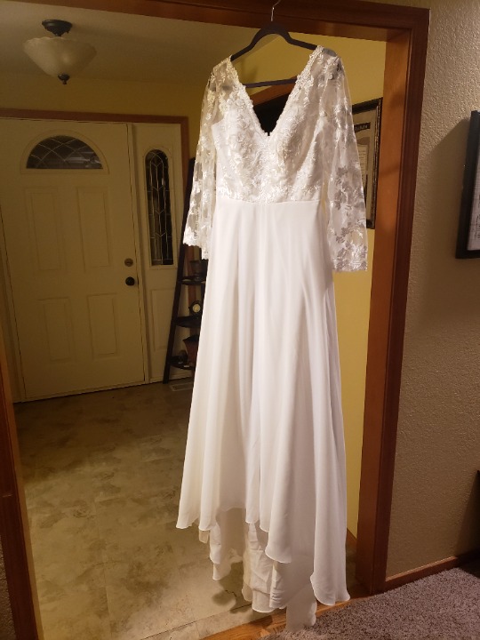 Beautiful Wedding Dress! NEW - Never Worn!