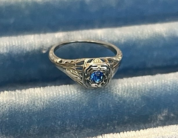 Vintage 18k White Gold Blue Crystal Ring size 4