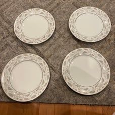 Set of 4 Noritake china Doranne 5505 dinner plates