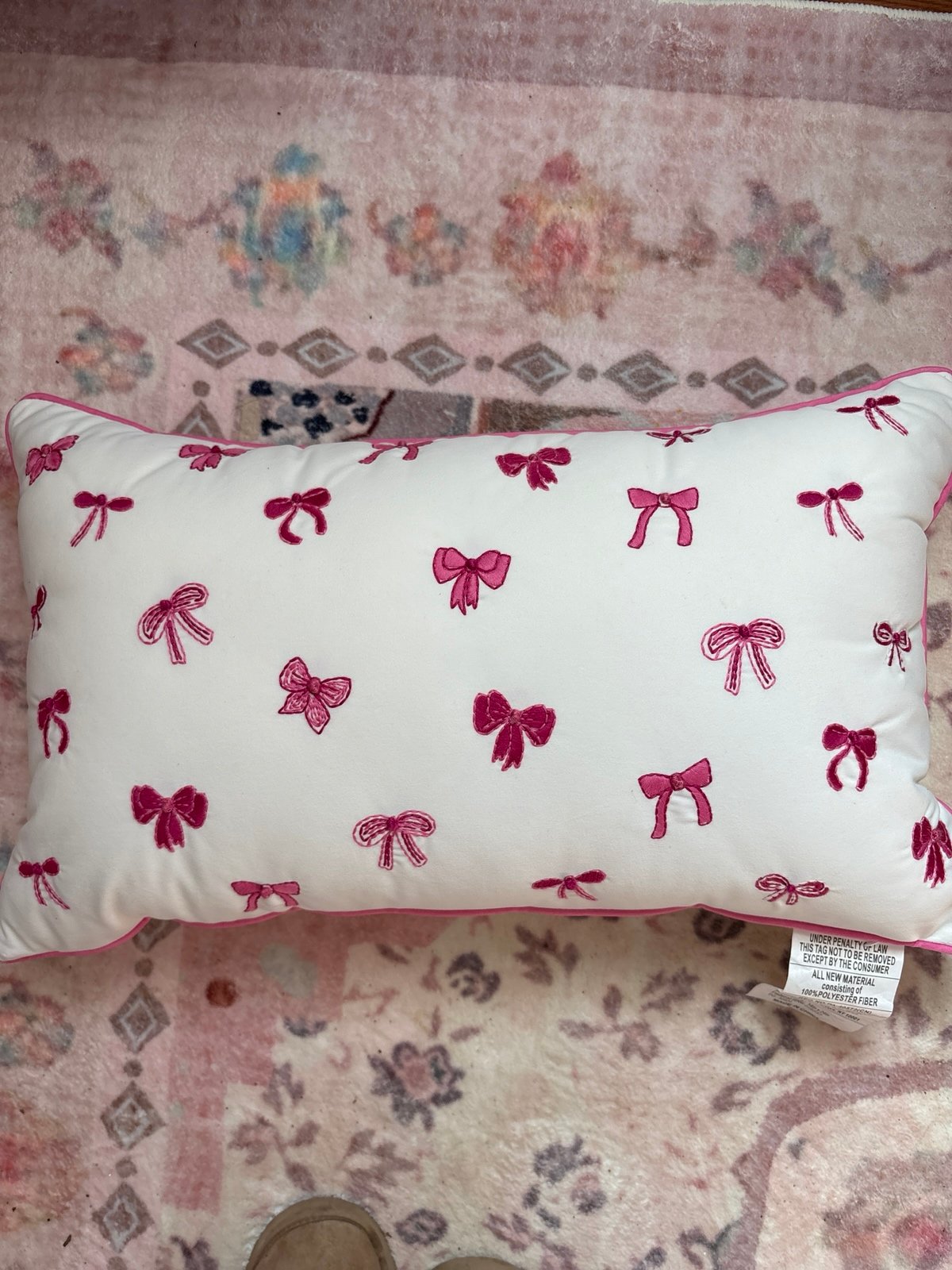 Bow pillow