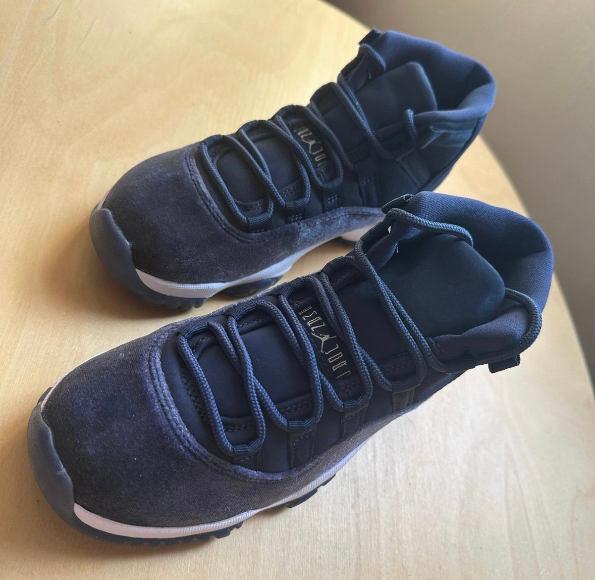 Women’s Size 5.5 Jordan 11 Retro Midnight Navy Velvet 2022